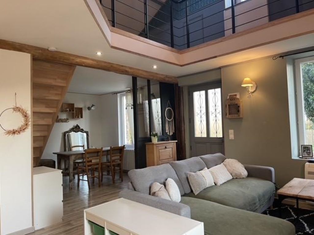 Télévision, lecteur de DVD, livres, chaîne hi-fi