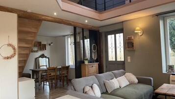 Televisie, een dvd-speler, boeken en een stereo