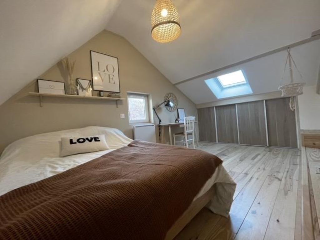 2 chambres, bureau, fer et planche à repasser, lit parapluie