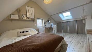 2 slaapkamers, een bureau, een strijkplank/strijkijzer, reisbedje