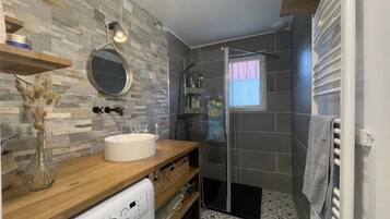 Een douche, een haardroger, handdoeken, toiletpapier