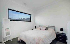 2 bedrooms, free WiFi - ADORABLE 2 Bedroom + Study Villa - free parking. (Rosebud)