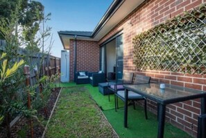 Terrace/patio - ADORABLE 2 Bedroom + Study Villa - free parking. (Rosebud)