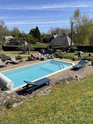 Outdoor pool, a heated pool - Magnificent country house, private garden and heated pool, 15 min from Deauville (Le Mesnil-sur-Blangy)