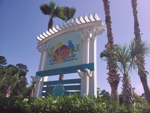 Schild für das Margaritaville Resort am See mit einer Land Shark Bar & Grill.