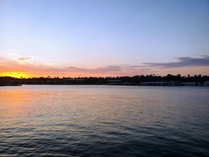 Blick auf das Wasser mit Gebäuden im Hintergrund.