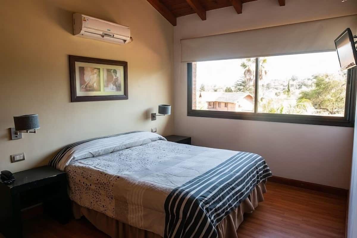1 habitación, cubrecamas y caja de seguridad en la habitación