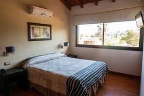 1 habitación, cubrecamas y caja de seguridad en la habitación 