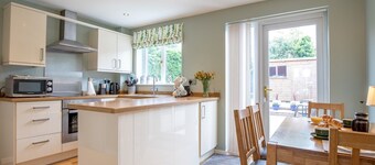 Cheerful and modern one bedroom home with parking - Pass the Keys