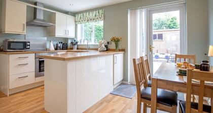 Cheerful and modern one bedroom home with parking - Pass the Keys