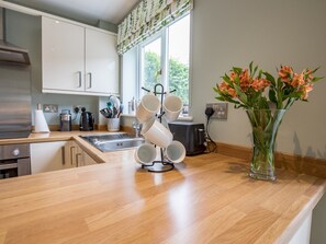 Fridge, microwave, oven, dishwasher - Cheerful and modern one bedroom home with parking - Pass the Keys (Shrewsbury)