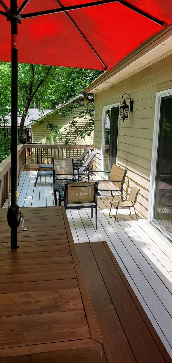 Outdoor dining - Enjoy the Beautiful Scenery and Tranquil Waters of Lake Chickasaw (Waleska)