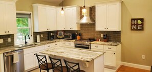 Fridge, microwave, oven, stovetop - Enjoy the Beautiful Scenery and Tranquil Waters of Lake Chickasaw (Waleska)