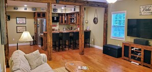 Smart TV, lettore DVD, tavolo da calcetto, impianto stereo