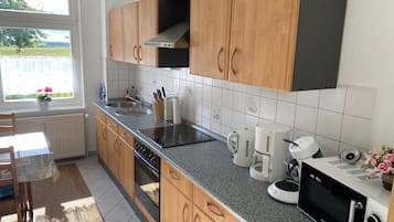 Frigorífico, microondas, horno y placa de cocina