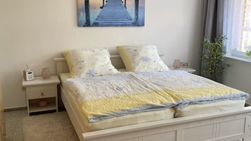 2 bedrooms, travel crib, free WiFi