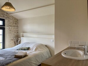 7 bedrooms, iron/ironing board, free WiFi, bed sheets