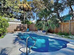 حمّام سباحة مُدفَّأ