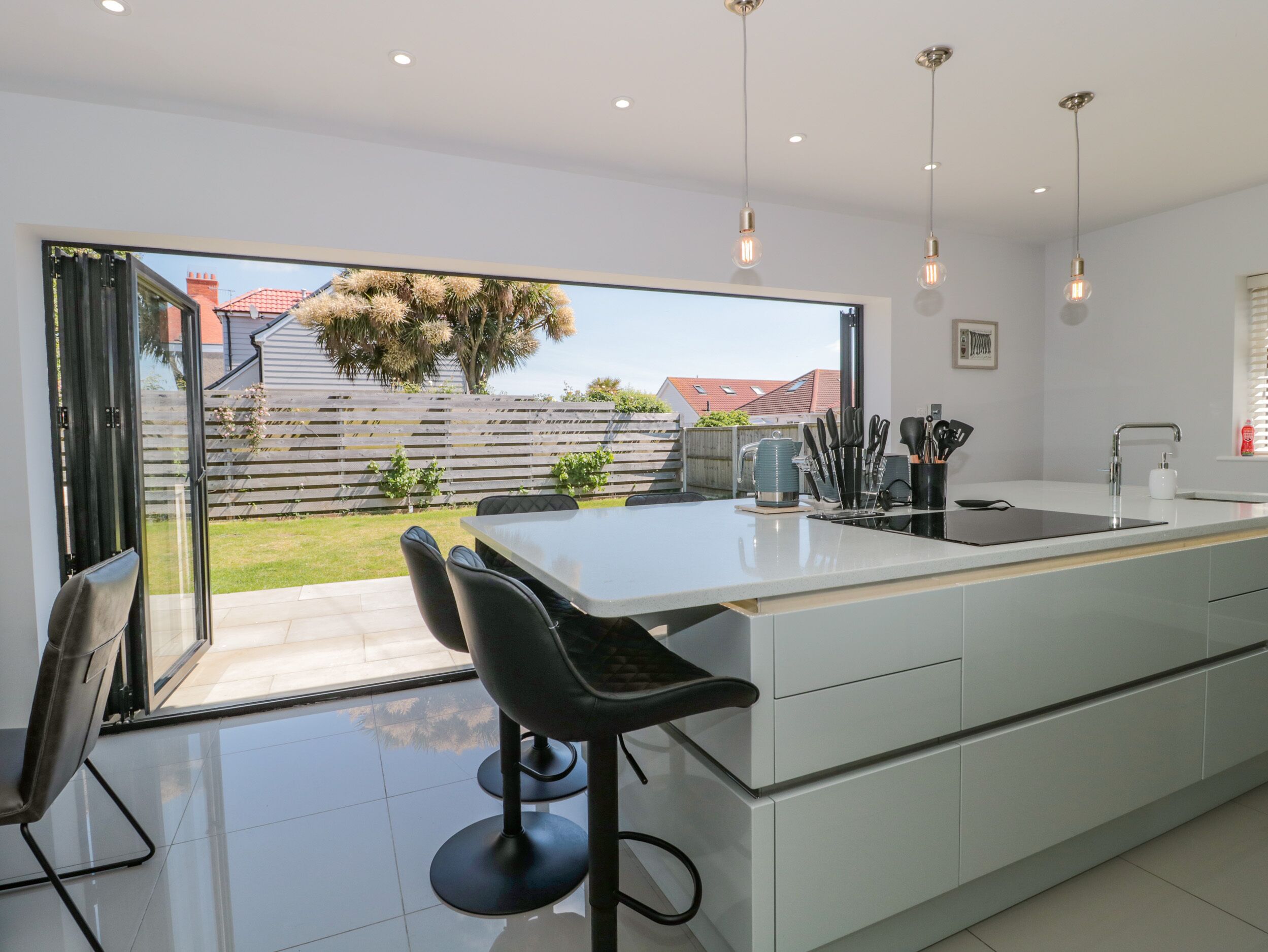 Cottage | Private kitchen | Fridge, dishwasher, electric kettle, cookware/dishes/utensils