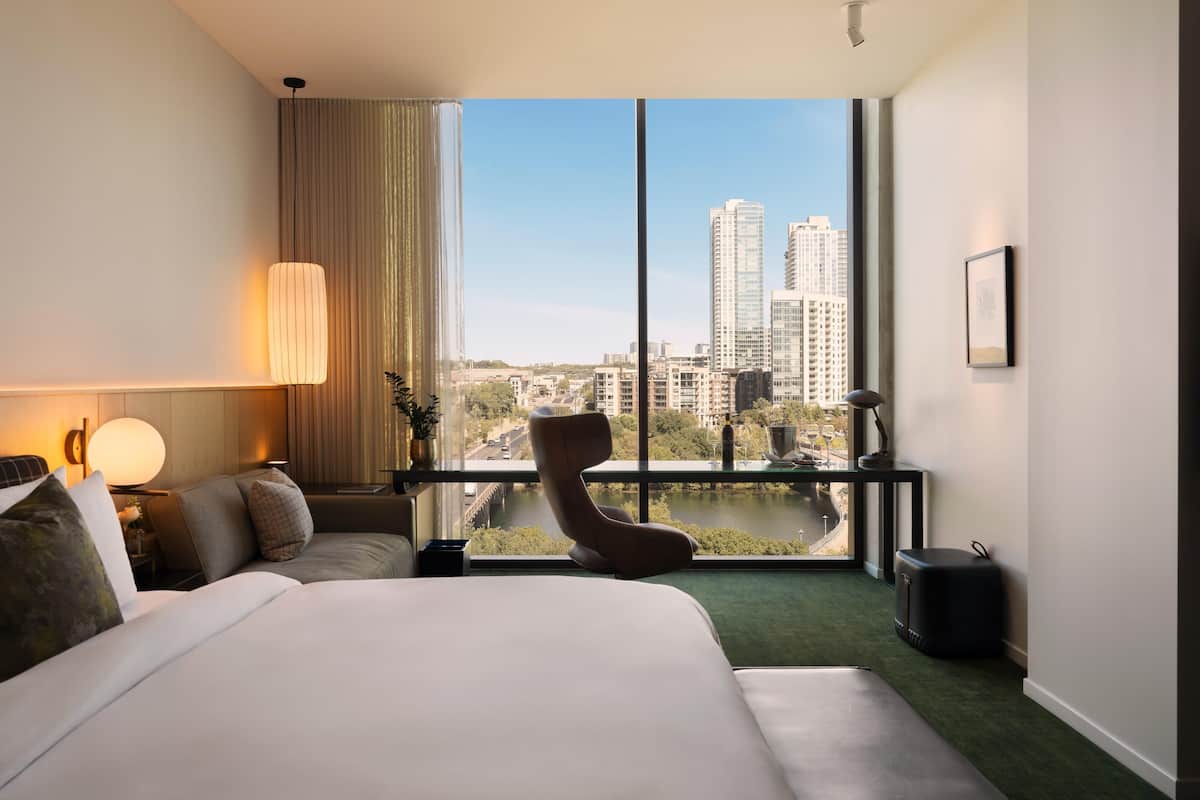 Suite, 1 kingsize bed, uitzicht op meer | 2 slaapkamers, luxe beddengoed, donsdekens, een minibar