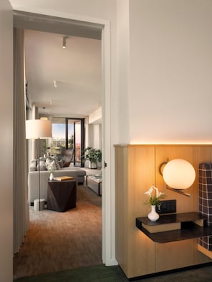 Premium bedding, down comforters, minibar, in-room safe - The Loren Hotel Austin (Austin)