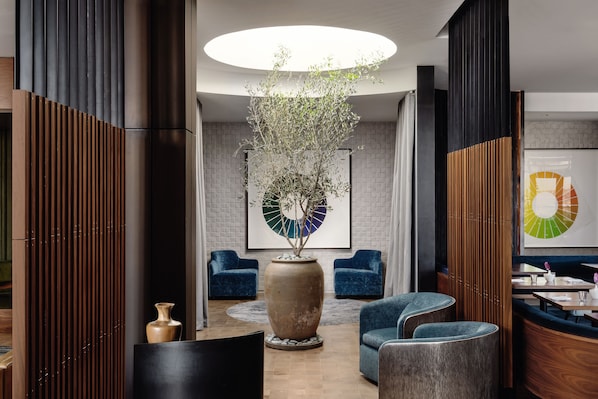 Se sirven desayunos, almuerzos y cenas (con mesas al aire libre)