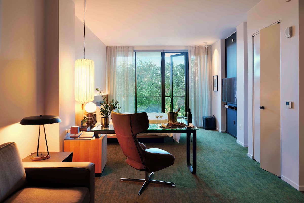 2 bedrooms, premium bedding, down comforters, minibar