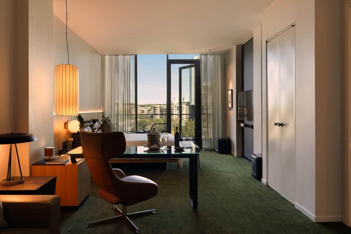 Premier suite, 1 kingsize bed, balkon, uitzicht op meer | 2 slaapkamers, luxe beddengoed, donsdekens, een minibar