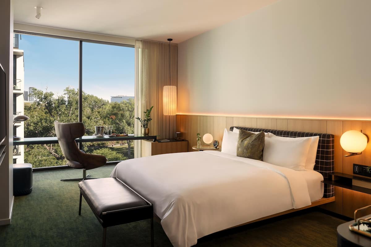 Kamer, 1 kingsize bed, uitzicht op park | 2 slaapkamers, luxe beddengoed, donsdekens, een minibar