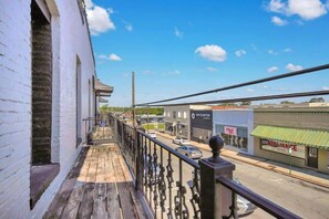 Property grounds - Downtown Loft - Above Bull & Barrel & Close to Georgia Southern! (Statesboro)