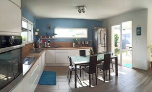 Een koelkast, een microgolfoven, een oven, een kookplaat