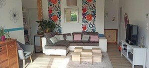 Televisie, een tafeltennistafel, boeken en een computerscherm