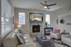 TV, fireplace
