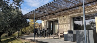 Large, relaxing gîte full of charm surrounded by olive trees - Pets welcome
