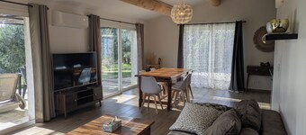Large, relaxing gîte full of charm surrounded by olive trees - Pets welcome