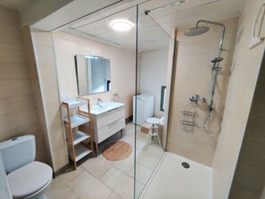Dusche, Haartrockner, Handtücher, Toilettenpapier