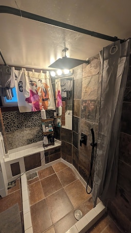 Bathtub, towels, soap, toilet paper. Cozy family suite pets WLKM near Zoo UDC Hillwood