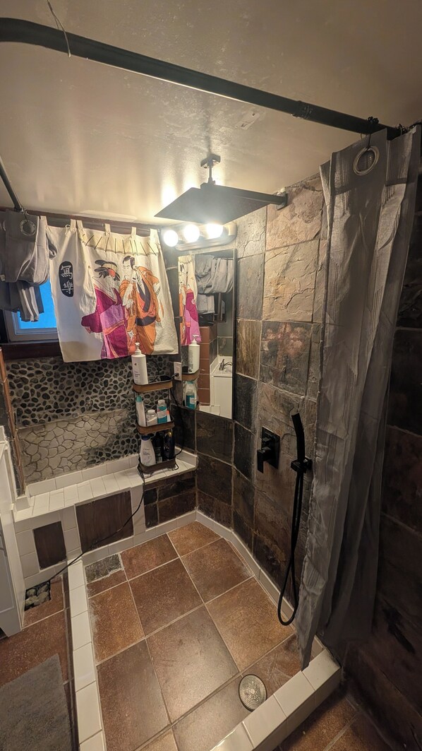 Tina, toallas, jabón, papel de baño 