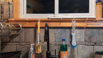 Geladeira, micro-ondas, cafeteira/chaleira, torradeira