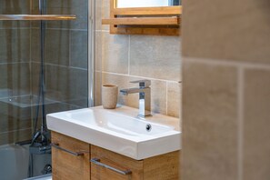 Badewanne, Haartrockner, Handtücher, Seife