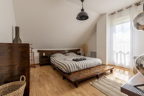 3 habitaciones, escritorio y tabla de planchar con plancha
