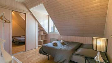 3 makuuhuonetta, työpöytä, silitysrauta/-lauta, vauvan matkasänky