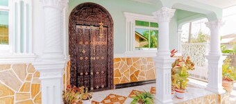 A cool 3-bed bungalow a hop away from the airport.  