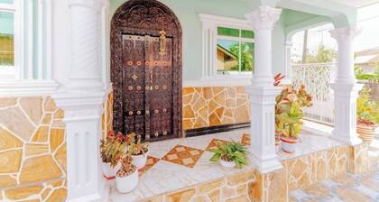A cool 3-bed bungalow a hop away from the airport.