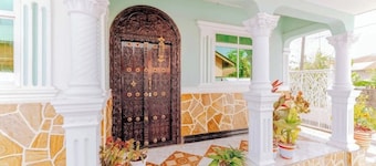 A cool 3-bed bungalow a hop away from the airport.