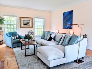 TV connectée, cheminée, baby-foot, livres