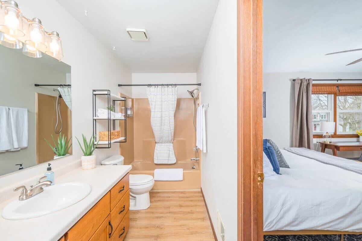 Baignoire, sèche-cheveux, serviettes fournies