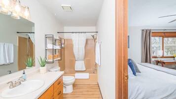 Baignoire, sèche-cheveux, serviettes fournies