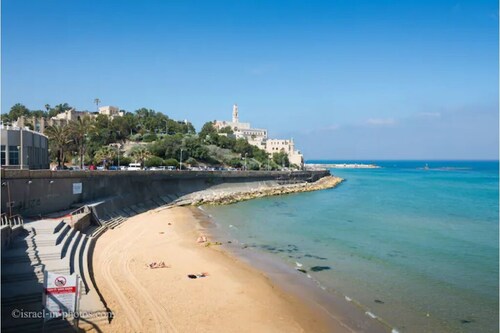 #Jaffa Chic#}{ Best Location Next to the beach!