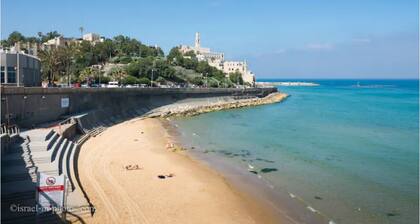 #Jaffa Chic#}{ Best Location Next to the beach!